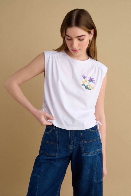Sleeveless blouse with embroidery - White