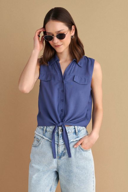 Sleeveless tie-front shirt - Light blue
