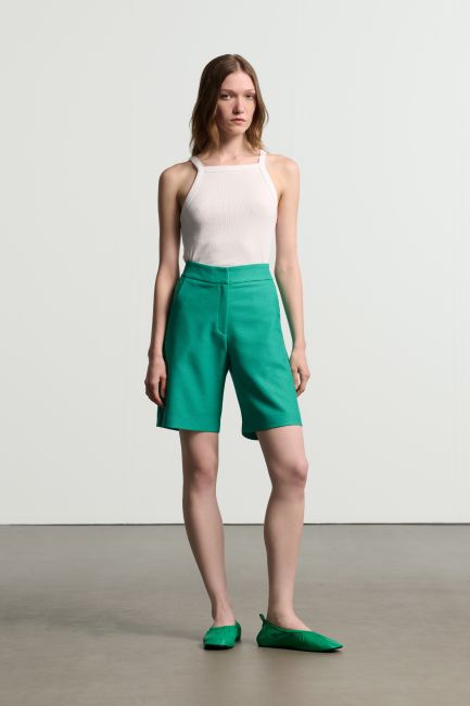 High-waisted bermuda shorts with elastic waist belt - Green