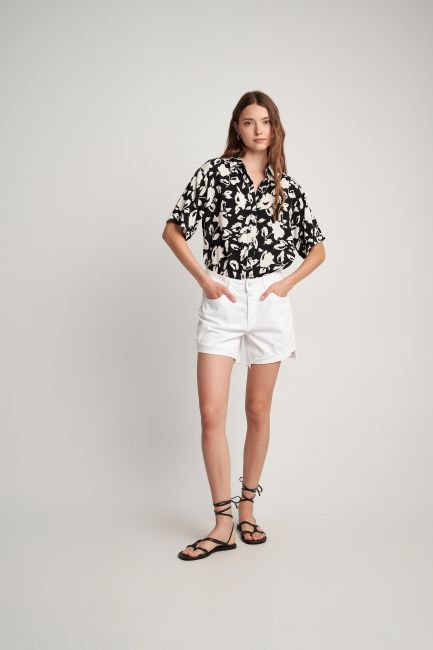 Asymmetrical hem denim shorts - White